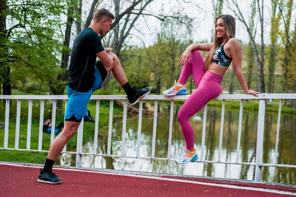 Hübsches Sport Paar Dehnt Sich Park Beim Crossfit Training — Stockfoto