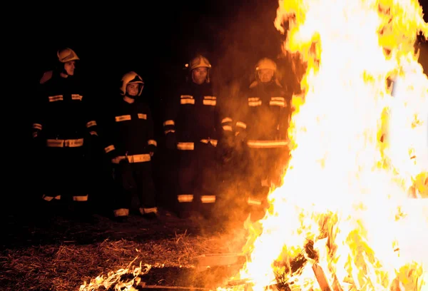 Brandweerlieden Uitgerust Met Beschermende Uitrusting Die Zich Klaarmaakt Voor Actie — Stockfoto
