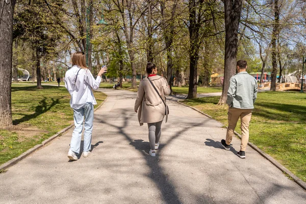 Dlouhý Záběr Mladých Přátel Kteří Spolu Užívají Ulici Multiraciální Skupina — Stock fotografie