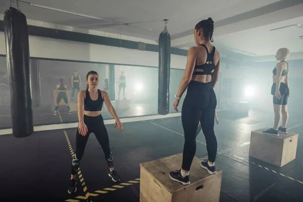 Fit Νεαρές Γυναίκες Που Κάνουν Κουτί Squat Ασκήσεις Στο Γυμναστήριο — Φωτογραφία Αρχείου