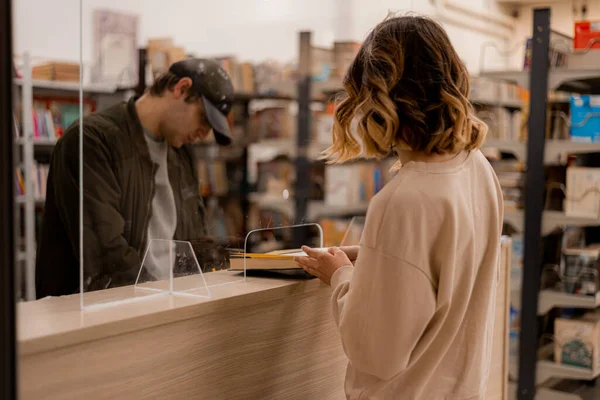 Öğrenci Kütüphanedeki Kütüphaneciden Kitap Alıyor — Stok fotoğraf