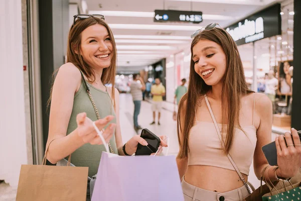 Primer Plano Una Chica Guapa Con Sus Bolsas Compras Centro — Foto de Stock