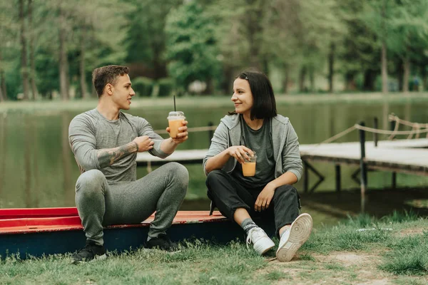 Schönes Paar Trinkt Säfte Während Auf Einem Roten Kajak Park — Stockfoto