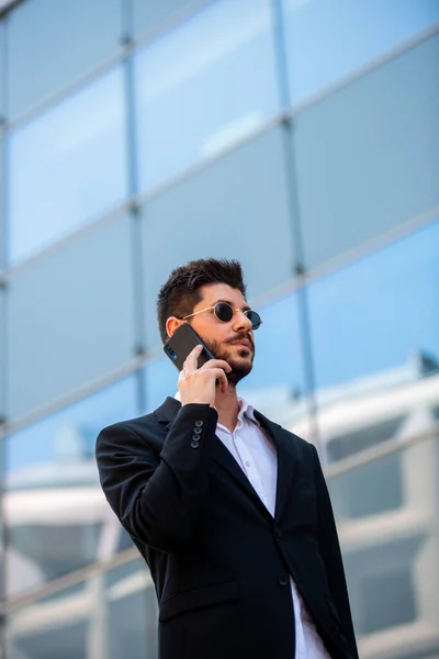 Nahaufnahme Eines Geschäftsmannes Der Vor Dem Gebäude Telefoniert — Stockfoto