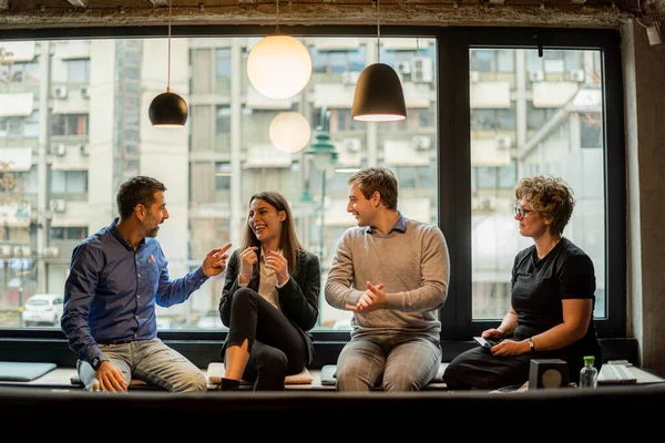 Cuatro Personas Negocios Increíbles Ríen Todos Juntos Café —  Fotos de Stock