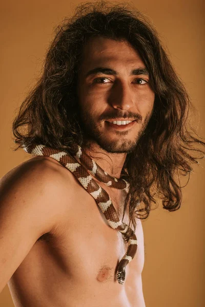 Nahaufnahme Eines Gutaussehenden Mannes Mit Seiner Kalifornischen Königsschlange Auf Seiner — Stockfoto