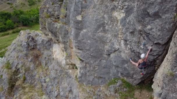 Αθλητική Και Τακτοποιημένη Κοπέλα Σκαρφαλώνει Στο Μεγάλο Βράχο Ενώ Περιβάλλεται — Αρχείο Βίντεο