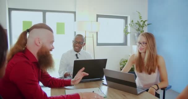 Grupo Empresarios Multirraciales Están Discutiendo Nuevo Plan Mientras Sonríen — Vídeos de Stock
