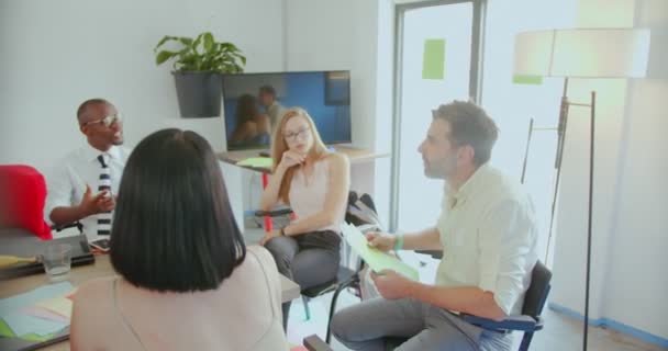 Grupo Empresários Multirraciais Estão Discutindo Novo Plano Enquanto Sorrindo — Vídeo de Stock