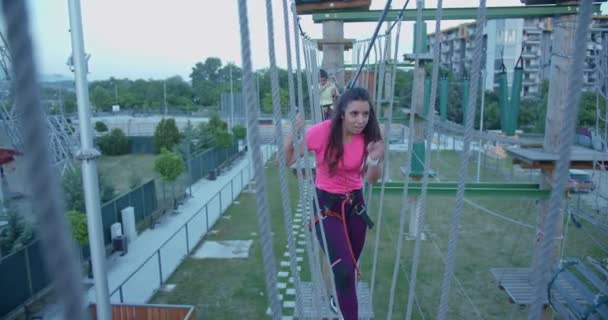 Fiatal Hölgy Átment Kötélteszten Adrenalin Parkban — Stock videók