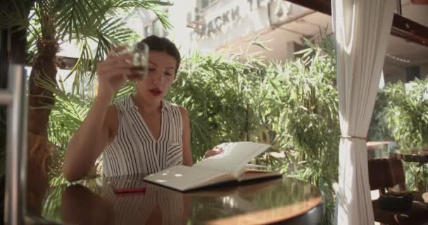Businesswoman Working Alone Cafe Bar Terrace Sunny Day Preparing Meeting — Vídeo de Stock