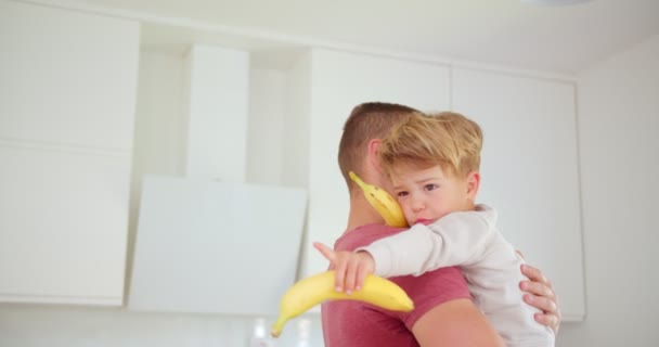 Bello Padre Adorabile Figlio Stanno Parlando Mentre Gli Banana — Video Stock