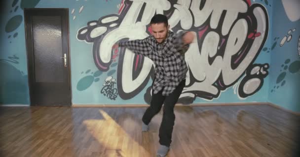 Tancerz Robi Skomplikowane Ruchy Pokazuje Swoje Umiejętności — Wideo stockowe