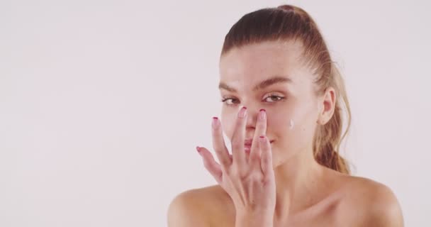 Menina Bonita Tocando Suavemente Mãos Aplicar Creme Branco Isolado Fundo — Vídeo de Stock