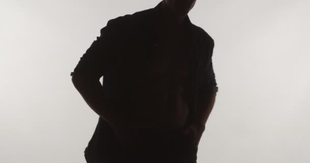 Stüdyoda Tişört Ayarlayan Yakışıklı Adam Izole Edilmiş — Stok video