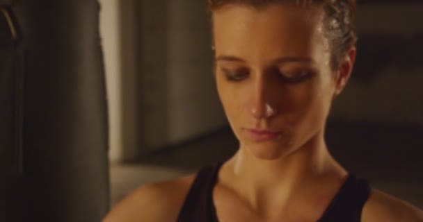 Menina Forte Está Consertando Sua Luva Kickboxing Para Seu Treinamento — Vídeo de Stock