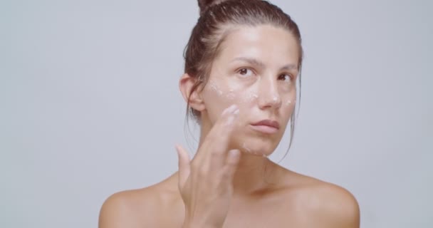 Belleza Mujer Aplicando Crema Aislado Blanco — Vídeos de Stock