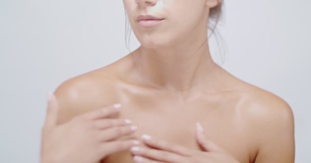 Mulher Beleza Aplicando Cosméticos Sua Pele Isolada Branco — Vídeo de Stock