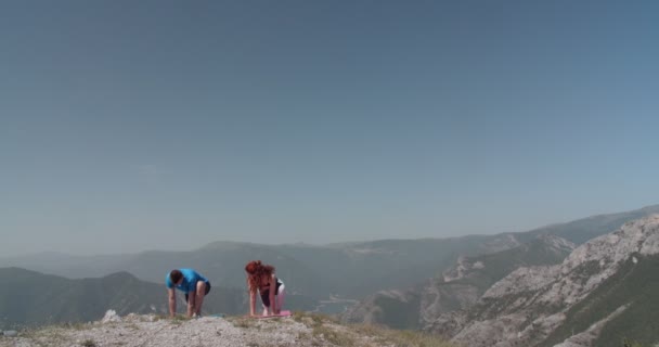 Bir Yaz Günü Dağın Tepesinde Yoga Yapan Çift — Stok video