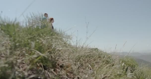 春の新鮮な空気の練習で山の上にヨガのカップル 高高度で瞑想 — ストック動画
