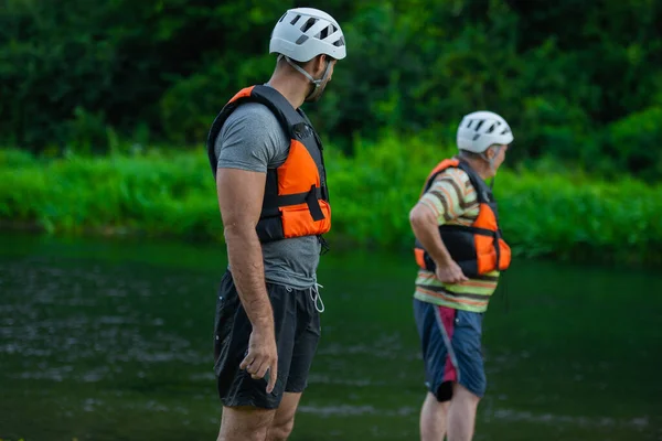 Retrato Belo Apto Jovem Adulto Kayaker Olhando Para Outros Kayakers — Fotografia de Stock