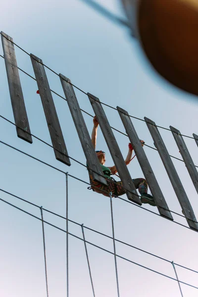 Geschoolde Volwassen Rotsklimmer Hangend Een Muur Van Planken Het Avonturenpark — Stockfoto