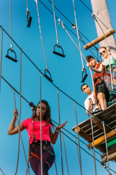 Menina Focada Determinada Lentamente Chegando Fim Nos Cursos Parque Aventura — Fotografia de Stock