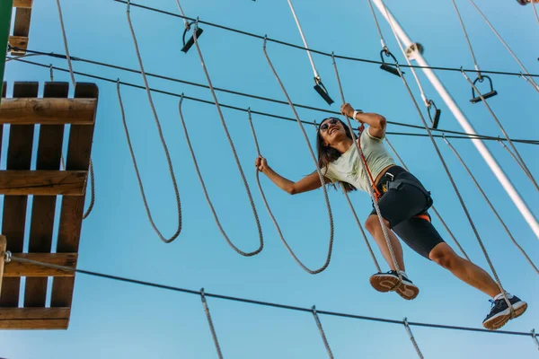 Menina Adolescente Enérgica Andando Cordas Focadas Determinadas Chegar Fim Parque — Fotografia de Stock