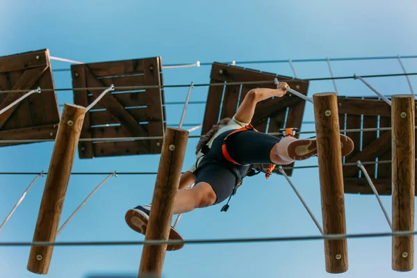 Jovem Sportswear Andando Sobre Pranchas Alto Parque Aventura — Fotografia de Stock