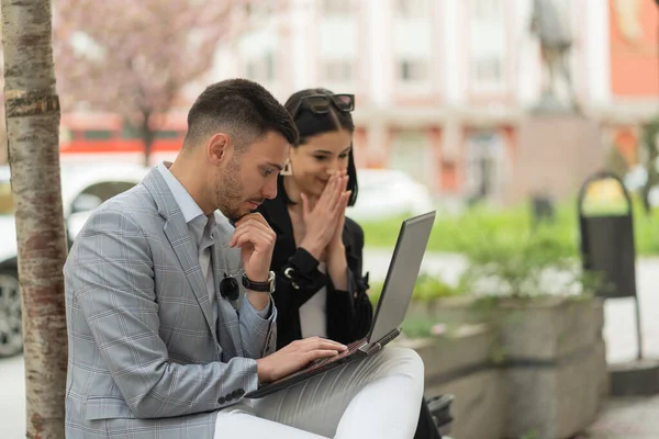 两个非常合适的商人坐在长椅上 在外面的笔记本电脑上工作 — 图库照片