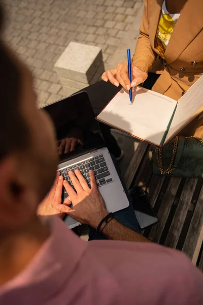 Beau Partenaire Affaires Fait Plan Comment Terminer Projet Extérieur Par — Photo