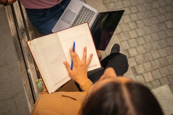 Eine Geschäftsfrau Bereitet Sich Darauf Vor Ein Paar Notizen Aufzuschreiben — Stockfoto