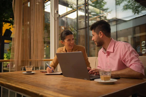 Deux Hommes Affaires Ont Une Conversation Amusante Sur Terrasse Café — Photo