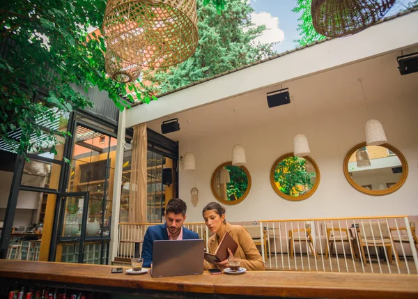 Een Knappe Zakenman Een Prachtige Zakenvrouw Werken Online Café Bar — Stockfoto