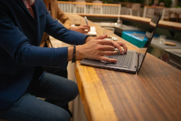 Ein Junger Geschäftsmann Arbeitet Auf Seinem Laptop Drinnen Auf Der — Stockfoto
