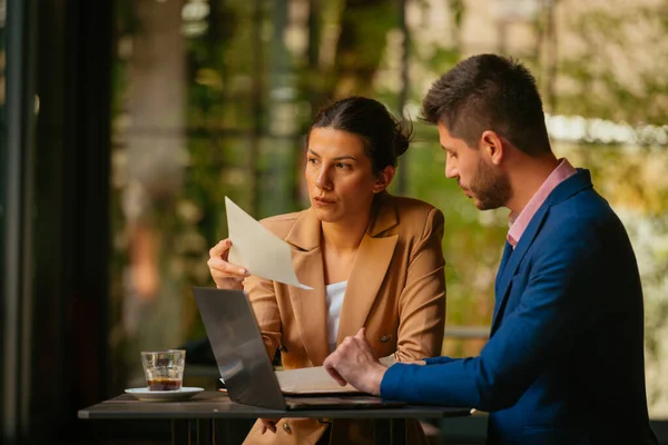 Una Mujer Negocios Está Sosteniendo Pedazo Papel Sus Manos Mientras — Foto de Stock