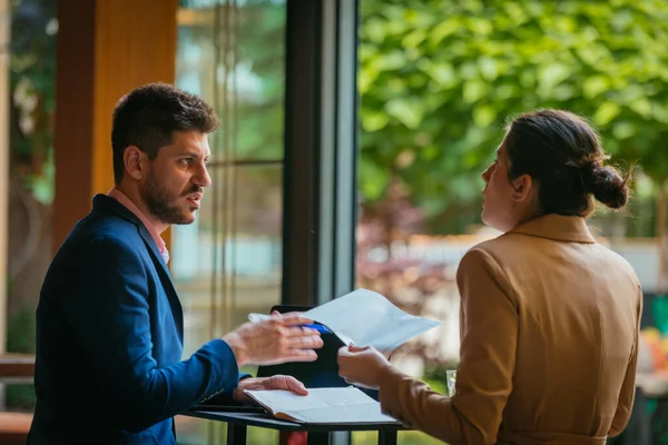 Zakenman Zakenvrouw Hebben Moeite Een Deal Maken Maken Ruzie — Stockfoto