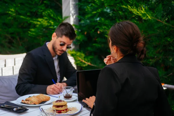 Una Joven Empresaria Pregunta Tiene Hambre Desayunar Mientras Colega Masculino —  Fotos de Stock