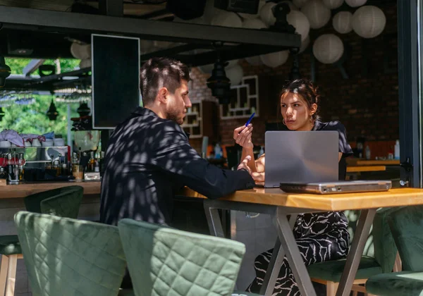 Mooie Zakenvrouw Probeert Haar Mannelijke Partner Helpen Een Oplossing Voor — Stockfoto