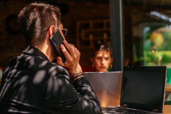 Ein Seriöser Geschäftsmann Telefoniert Einer Kaffeebar Seine Partnerin Arbeitet Ihrem — Stockfoto