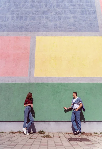 Atractiva Pareja Pasando Rato Fuera Mientras Apoya Pared — Foto de Stock