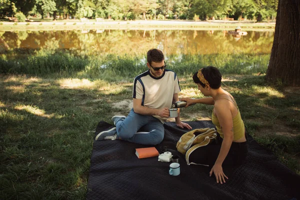 Hübsches Paar Bei Einem Picknick Park Das Mädchen Kaffee Die — Stockfoto