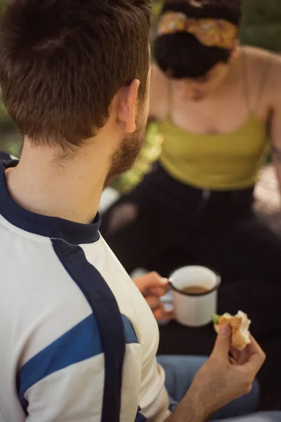 Közelről Egy Fiú Eszik Kávézik Barátnőjével Egy Pikniken Parkban — Stock Fotó