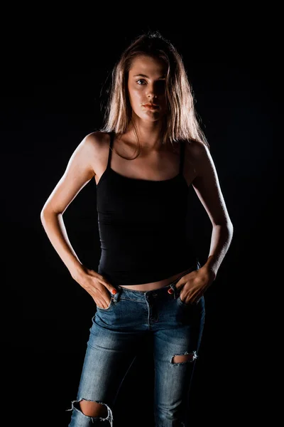 Estudio Retrato Moda Una Chica Moderna Con Pantalones Mezclilla Con —  Fotos de Stock