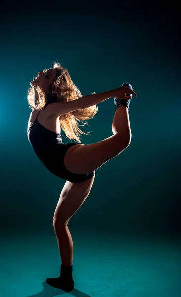 Moderne Dansvrouw Die Moderne Dansbewegingen Uitvoert — Stockfoto