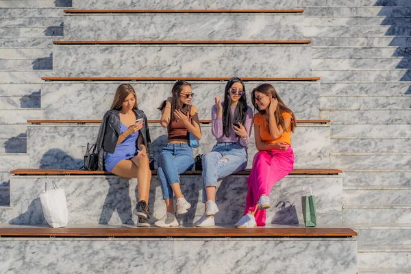 Quatro Incrível Bonito Menina Amigos Estão Rindo Juntos Enquanto Olha — Fotografia de Stock