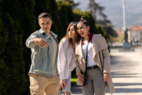 通りで Selfie をして笑って幸せな 代の友人のグループ — ストック写真