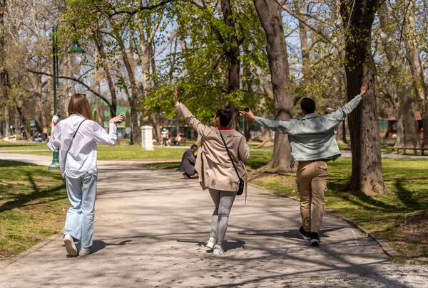 Веселые Юные Друзья Гуляющие Парку Проводить Время Вместе Веселиться — стоковое фото