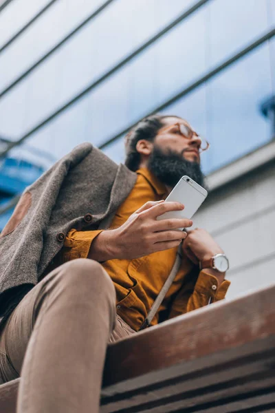 Joven Hombre Caucásico Con Ropa Moderna Elegante Una Zona Urbana — Foto de Stock