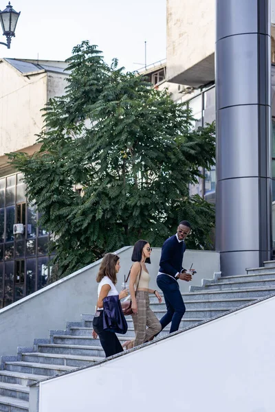 Tres Compañeros Multirraciales Están Subiendo Las Escaleras Juntos — Foto de Stock